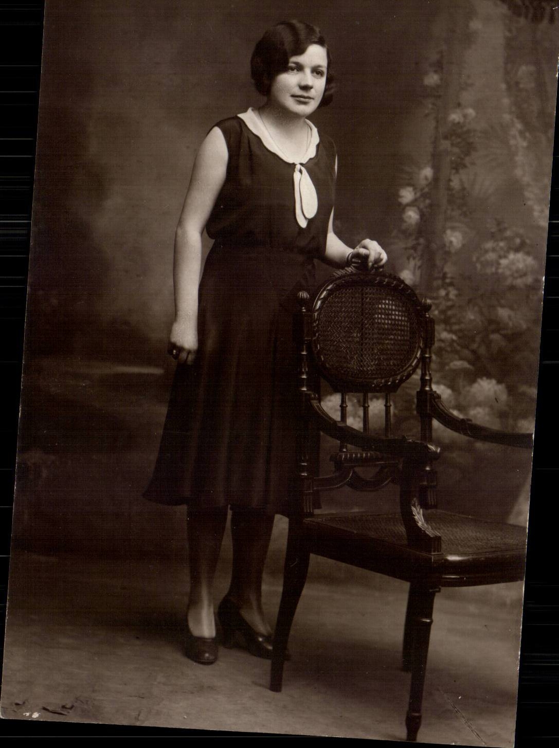 CARTE PHOTO Folklore Jeune femme
