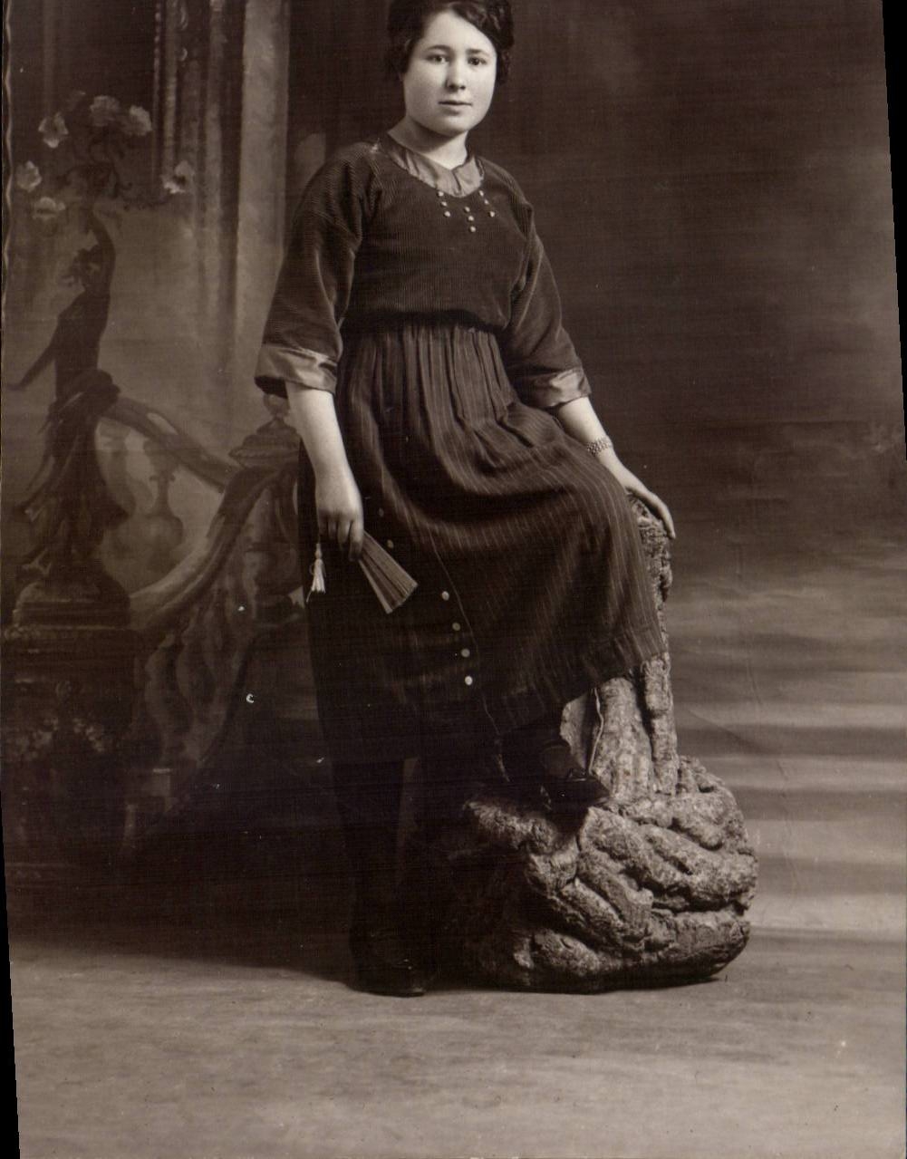 CARTE PHOTO Folklore Jeune femme Bourges