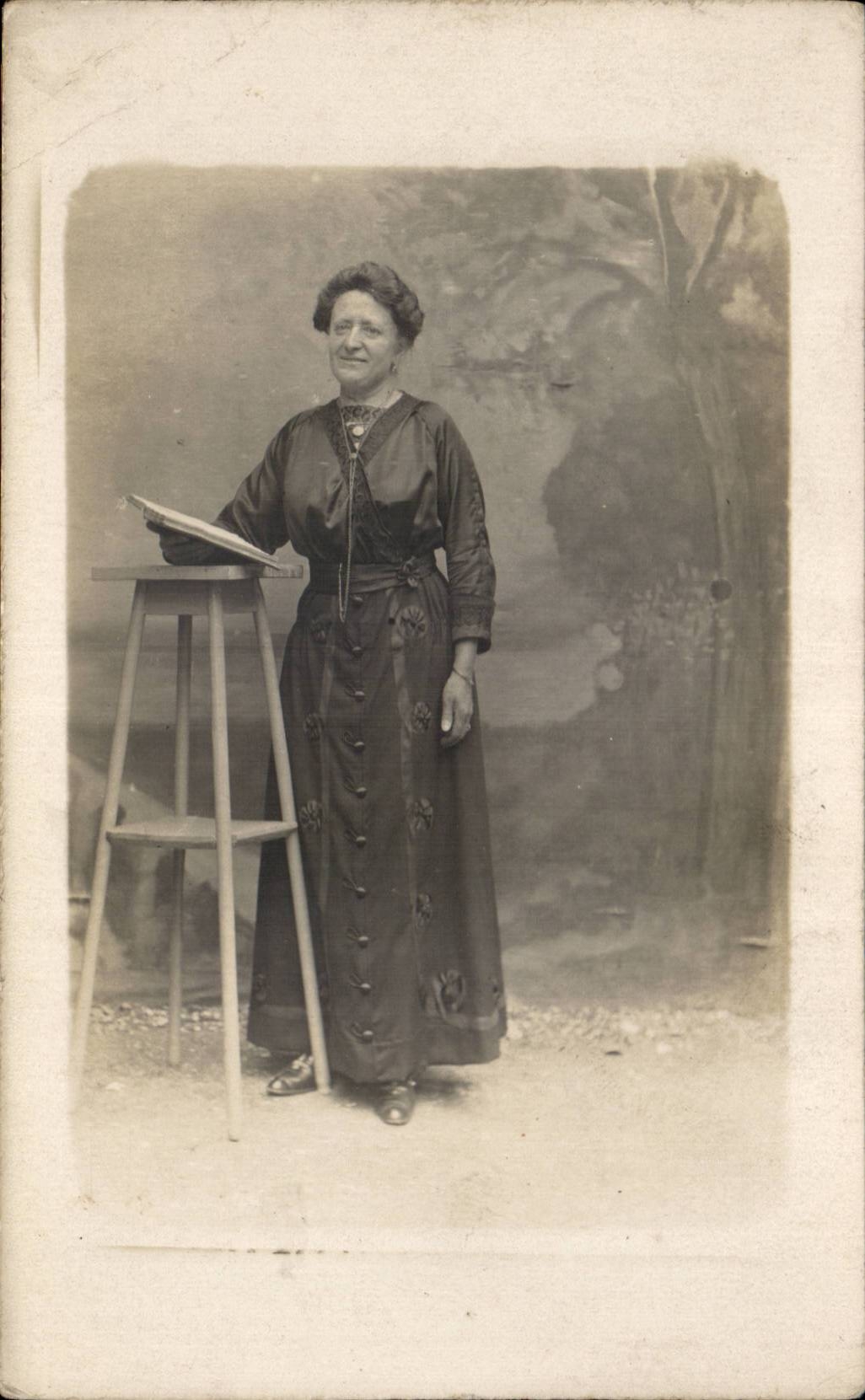 CARTE PHOTO Folklore Femme