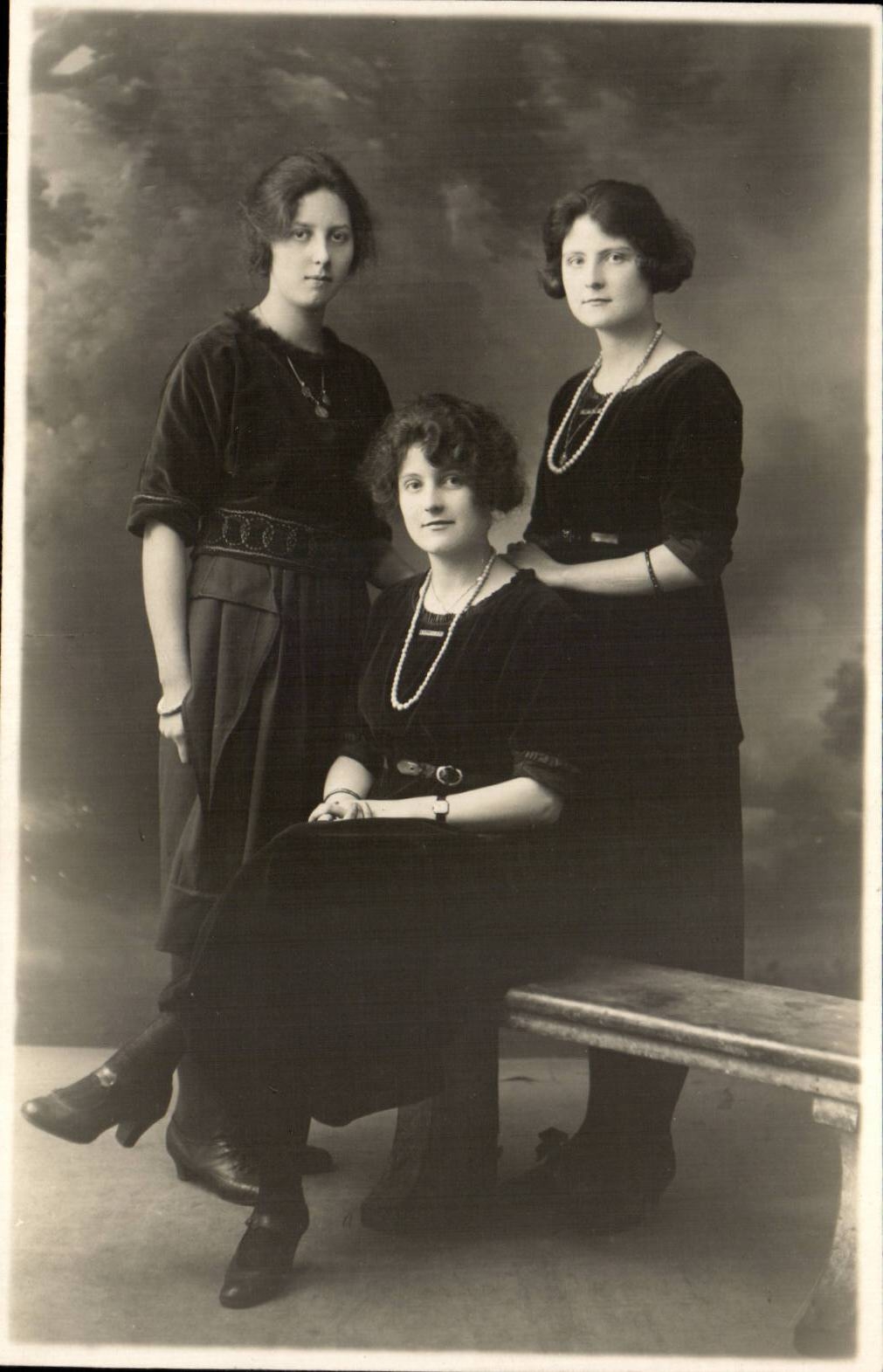CARTE PHOTO Folklore Femme