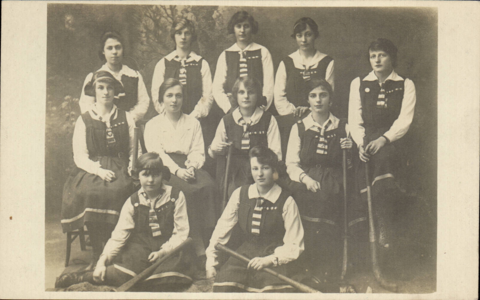 CARTE PHOTO Folklore Filles Equipe de Hockey Sport