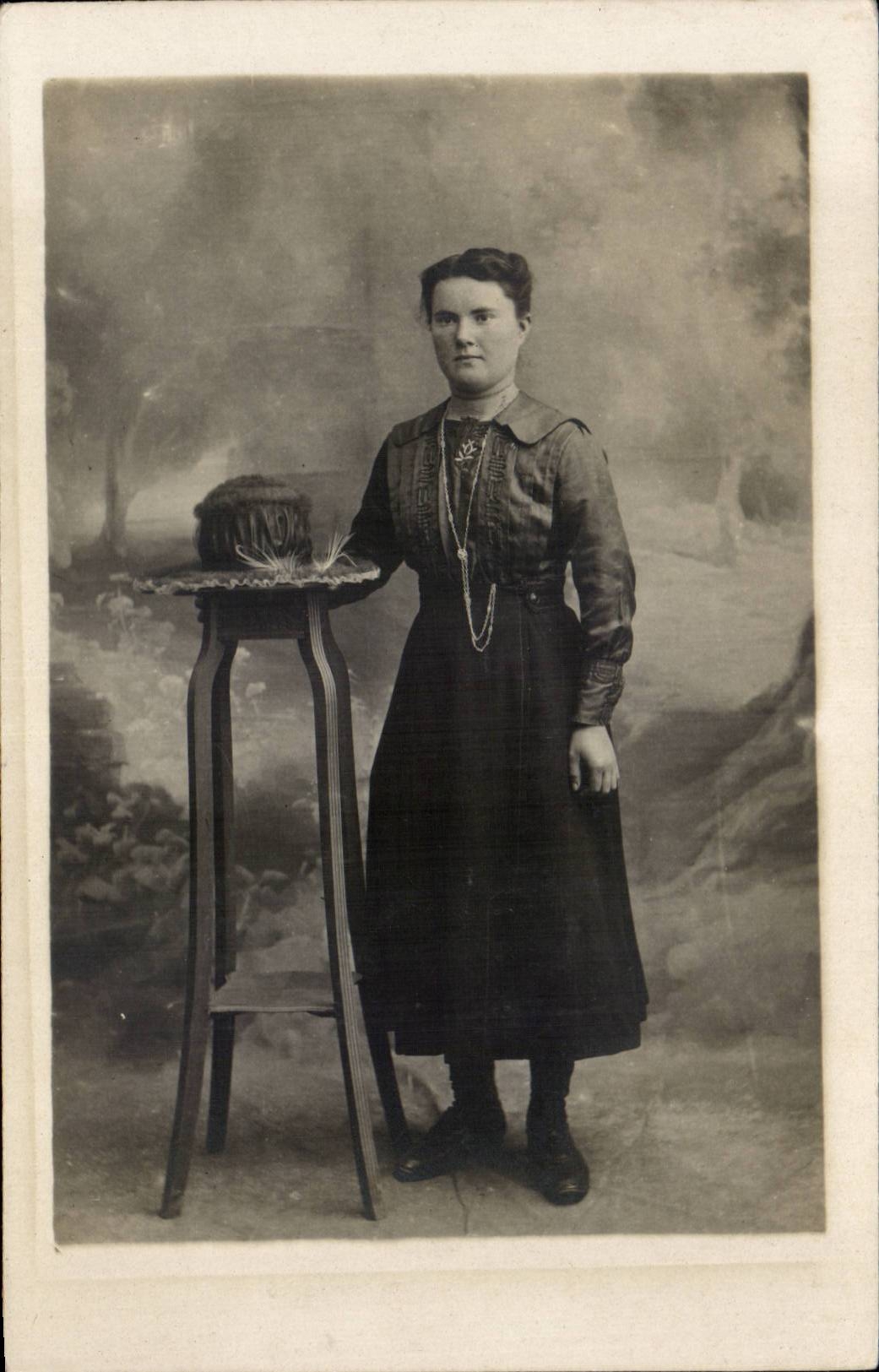 CARTE PHOTO Folklore Femme