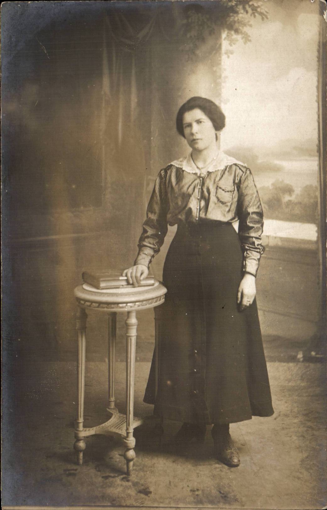 CARTE PHOTO Folklore Femme Lyon 
