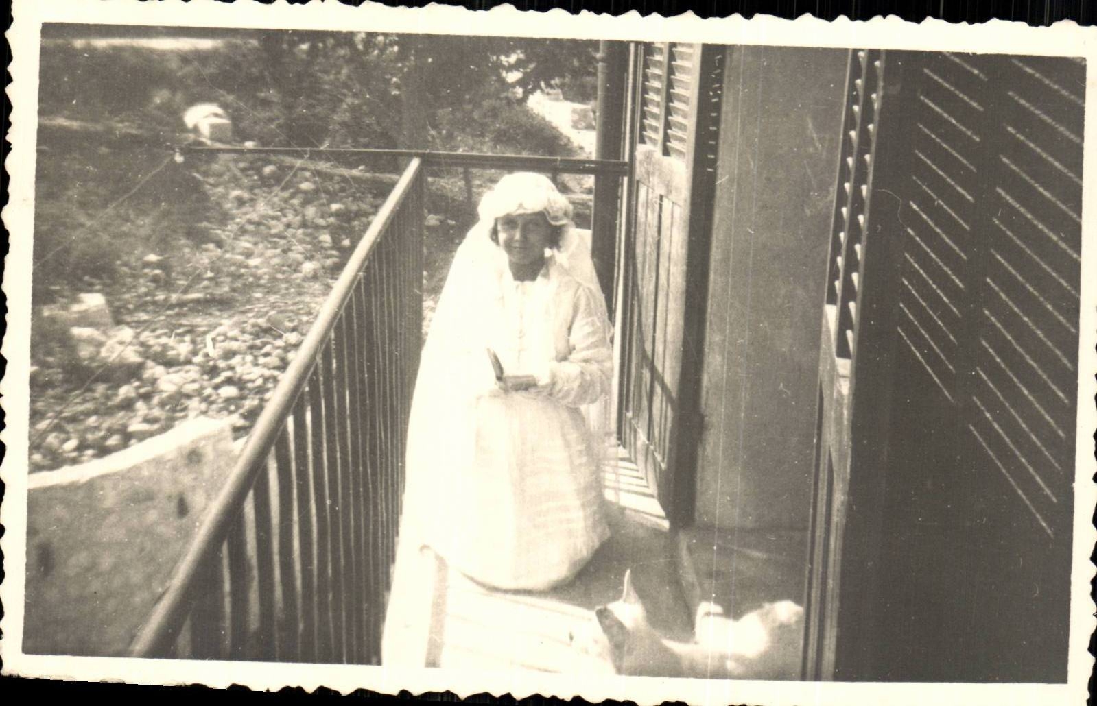 CARTE PHOTO Folklore Jeune fille communiante