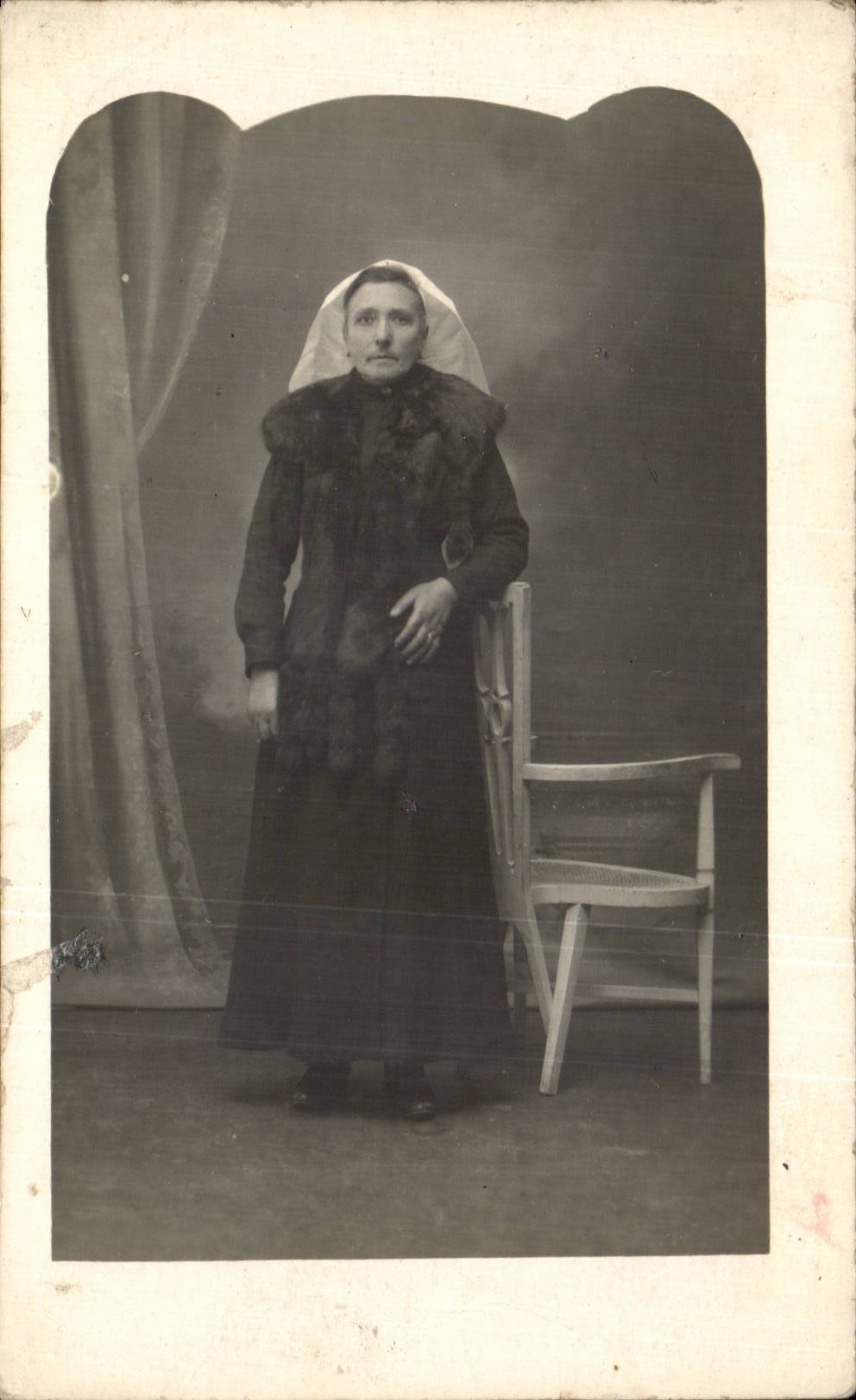 CARTE PHOTO Folklore Femme