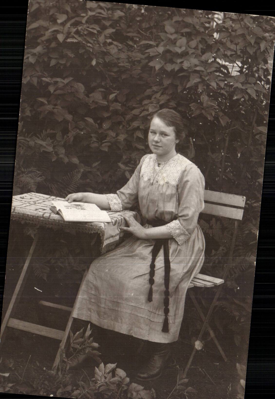 CARTE PHOTO Folklore Femme
