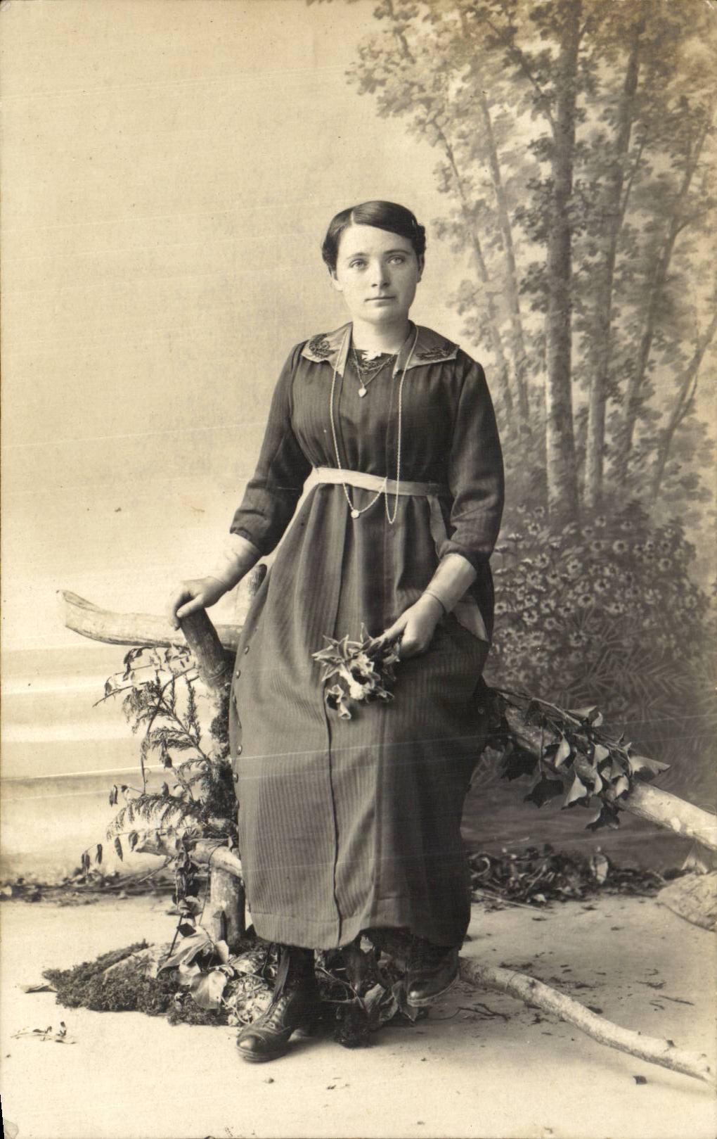 CARTE PHOTO Folklore Femme
