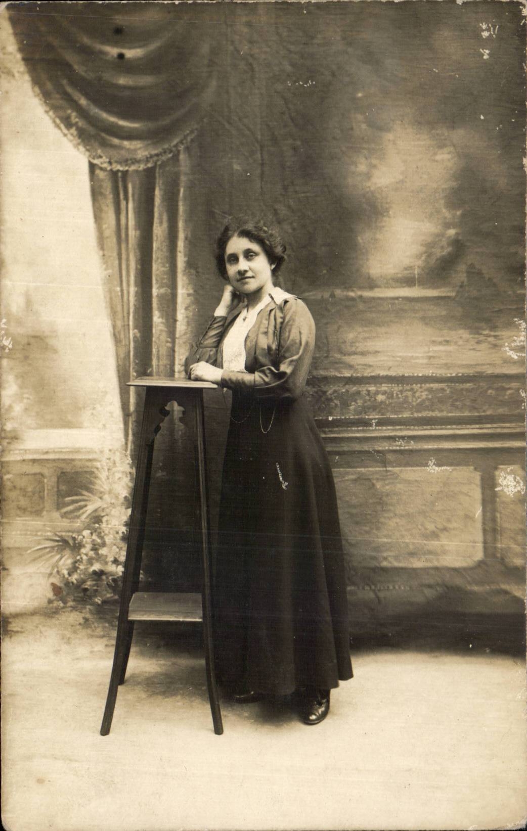 CARTE PHOTO Folklore Femme