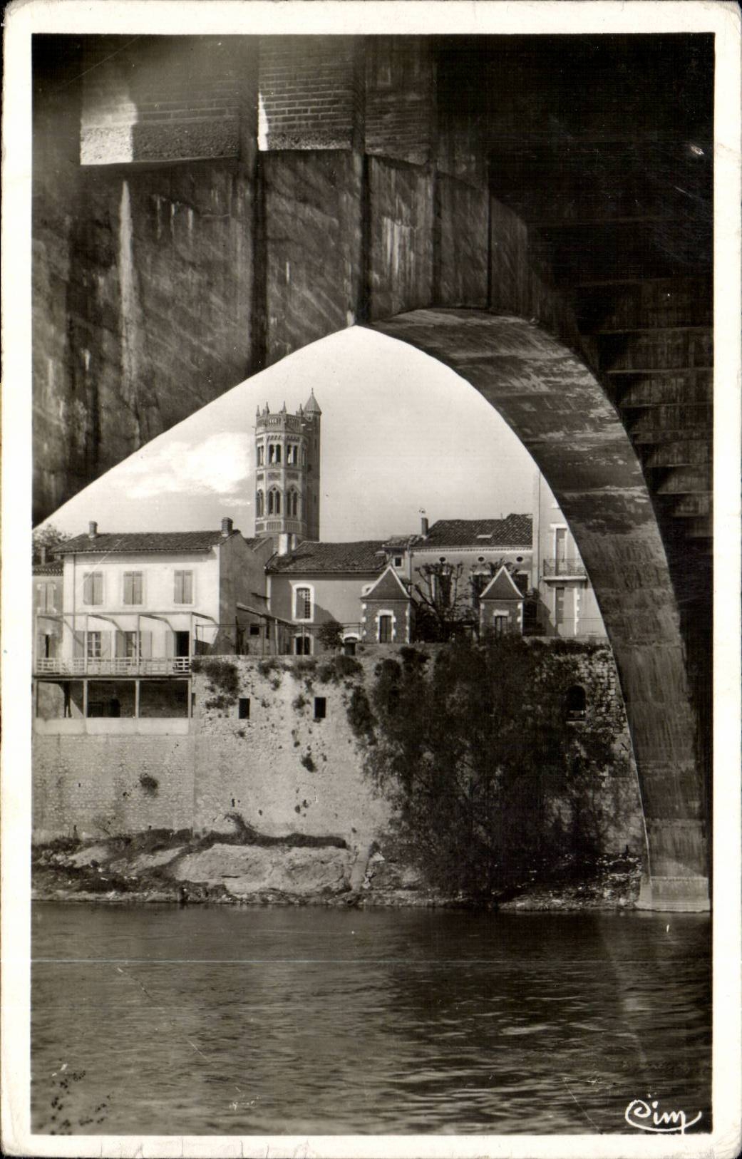Villeneuve-sur-Lot — Vue du clocher Sainte-Catherine prise du pont Neuf — Cim