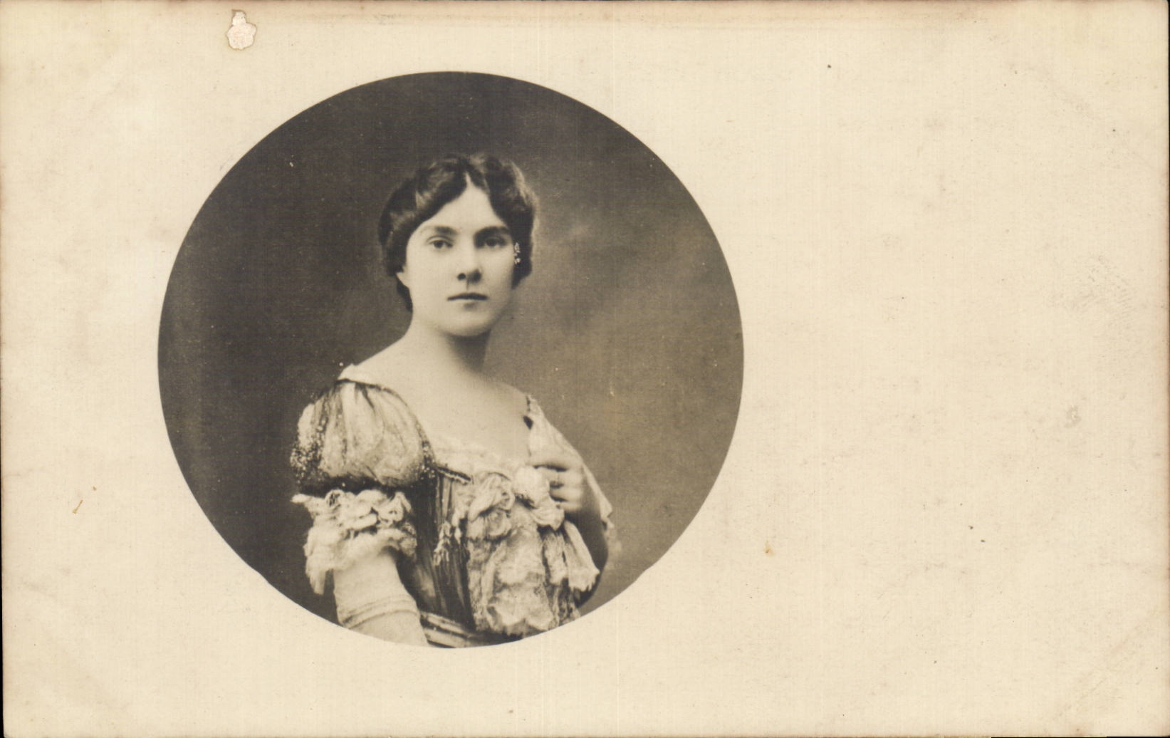 Portrait d'une femme — éditeur Union Postale Universelle, n° 142