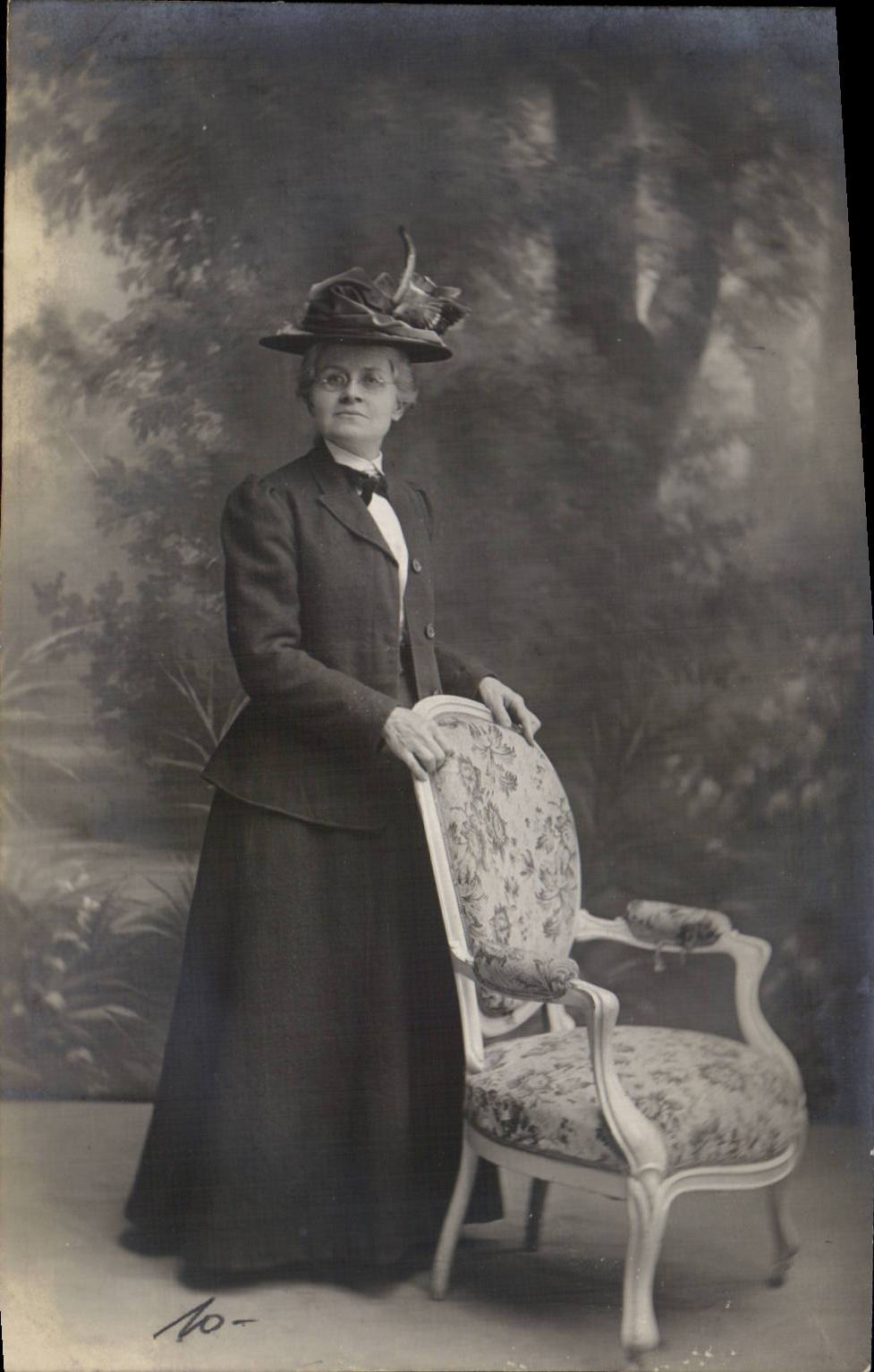Femme en costume d'époque — pose avec chaise — Photo Midge
