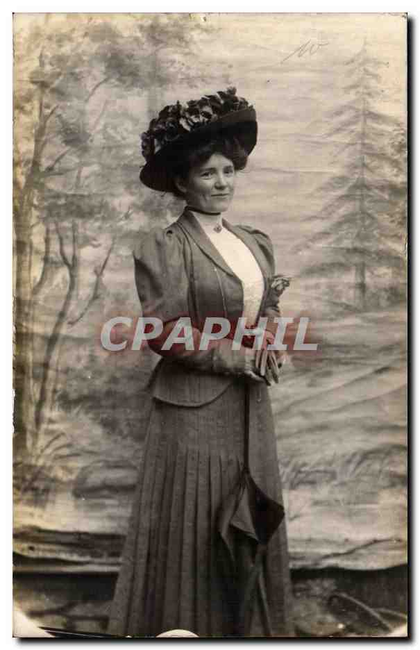 Femme en costume d'époque — arrière-plan de forêt — carte postale