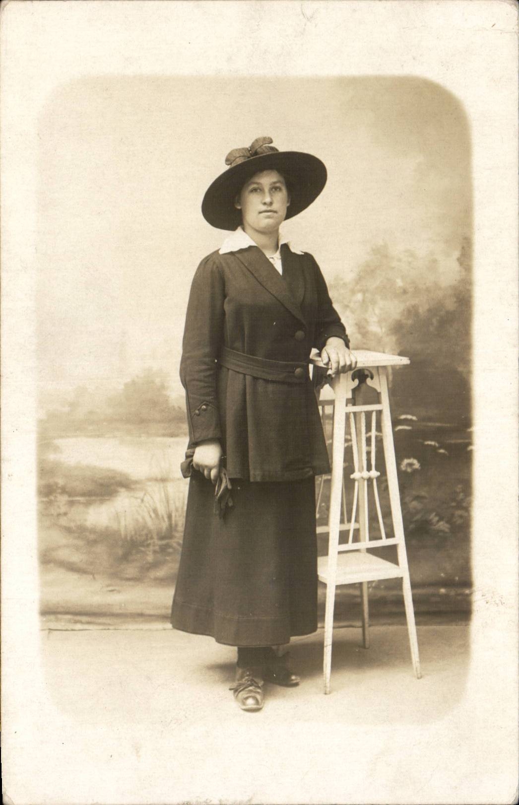 Femme en costume d'époque — studio — Carte postale CPA