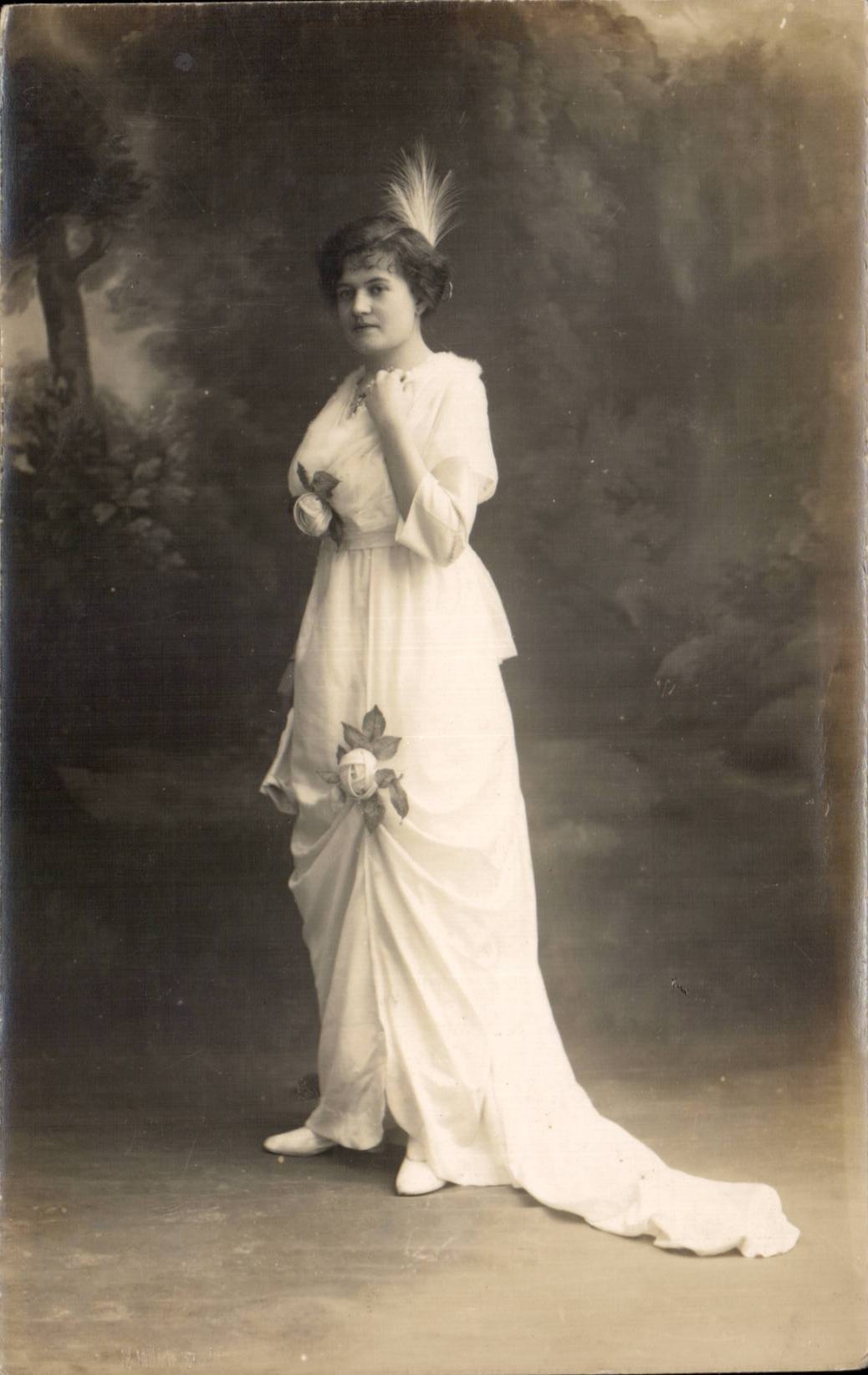 Jeune femme en robe blanche — décor de forêt — E. VIERHUT, BREST