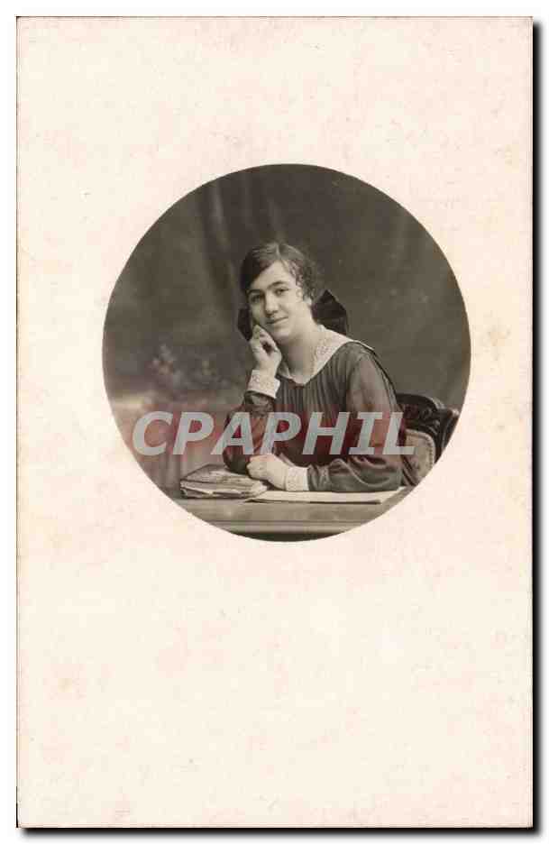 Joven mujer en el escritorio — retrato circular — editor no identificado
