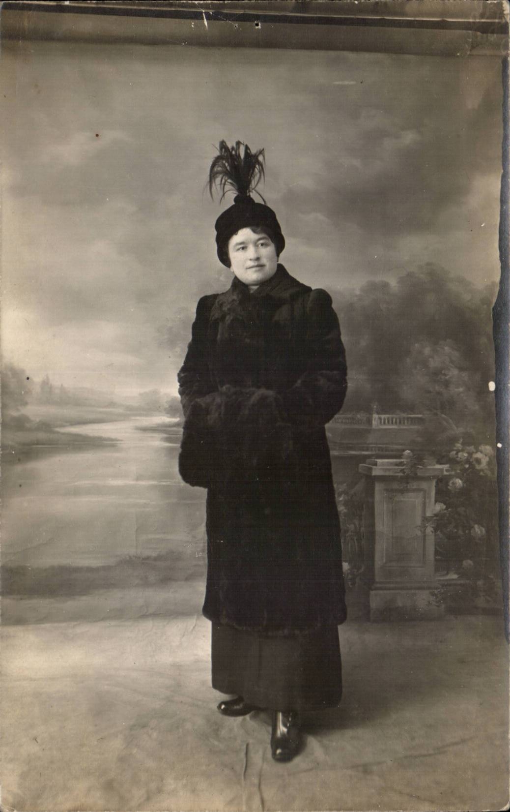 Mujer con abrigo abultado y sombrero de plumas — estudio — B. Vachemont, Jaspiling & Cie, París