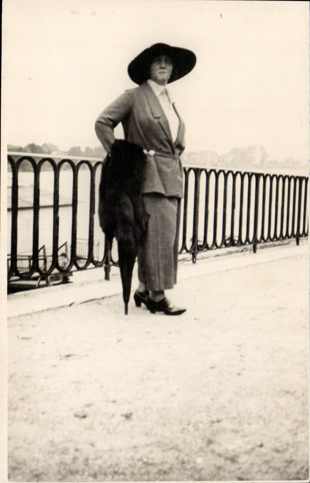 Femme en costume d'époque — sur un pont — sans éditeur ni numéro visible