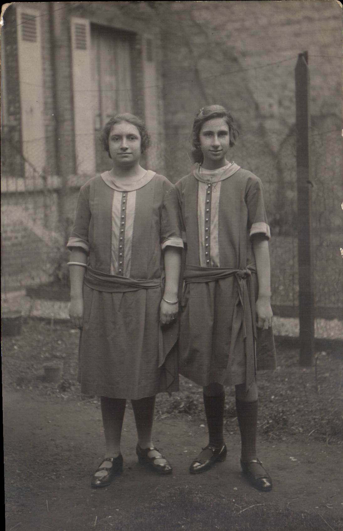 Dos chicas — delante de un muro de ladrillos — CPAPHIL abril 1922