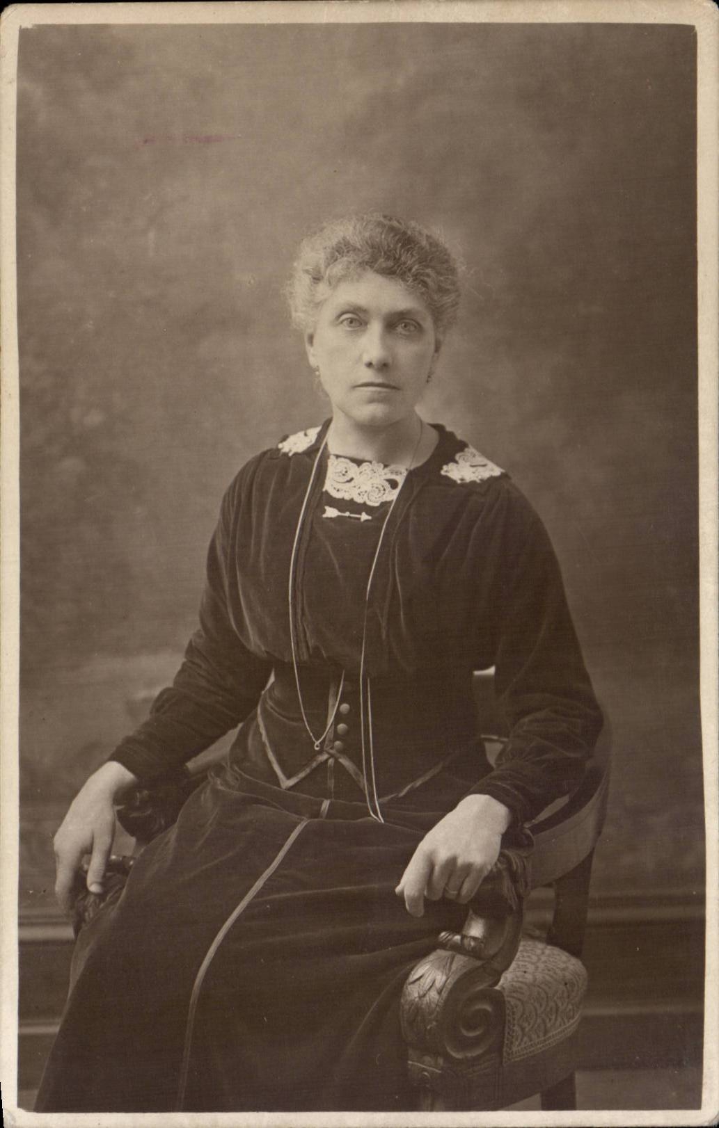 Portrait d'une femme — époque 1920 — sans éditeur ni numéro visible