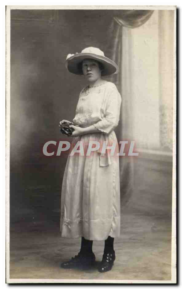 Femme en robe longue et chapeau — studio — Lucien Hacq Jare, Amiens