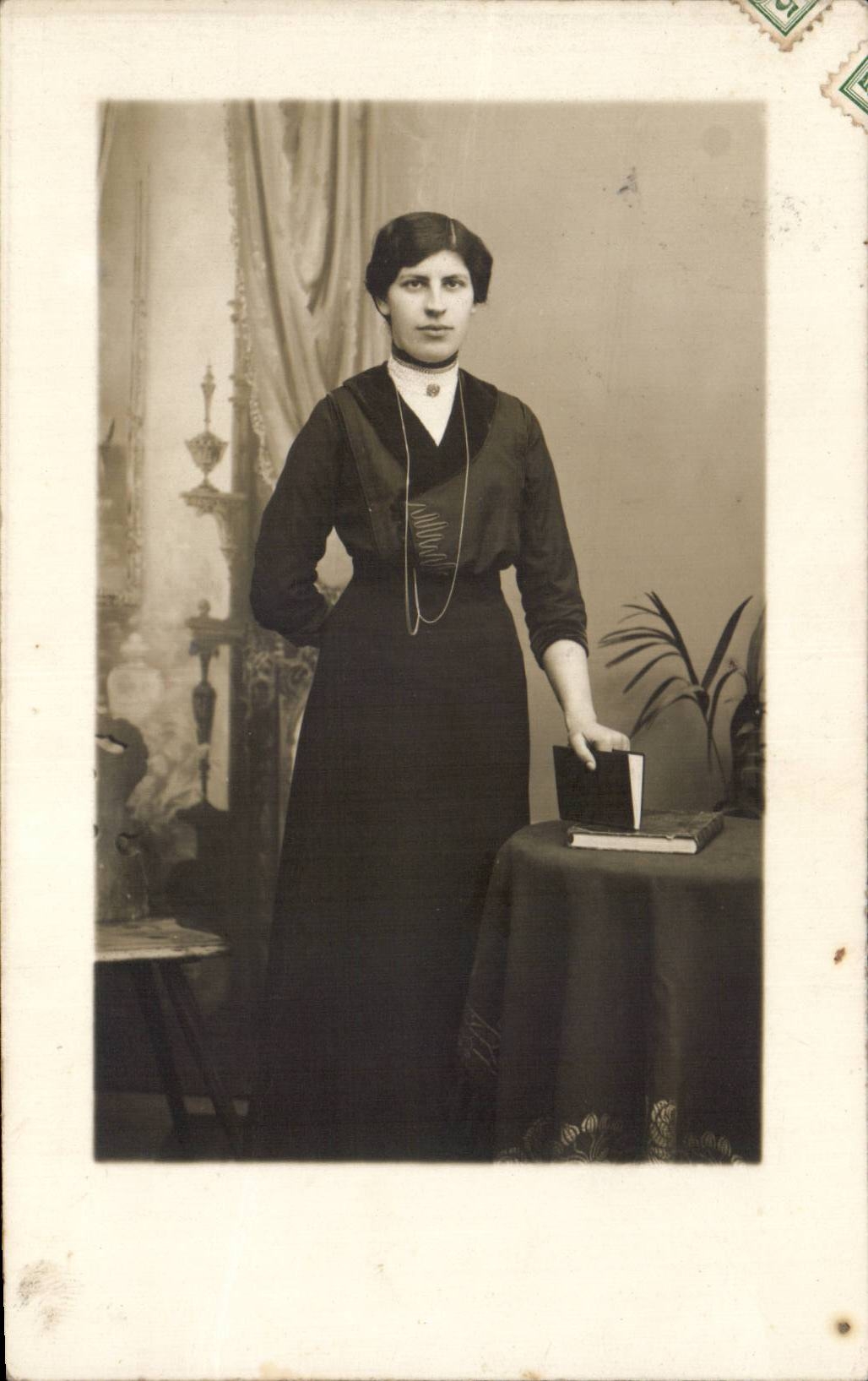 Femme en robe sombre — studio — éditeur inconnu
