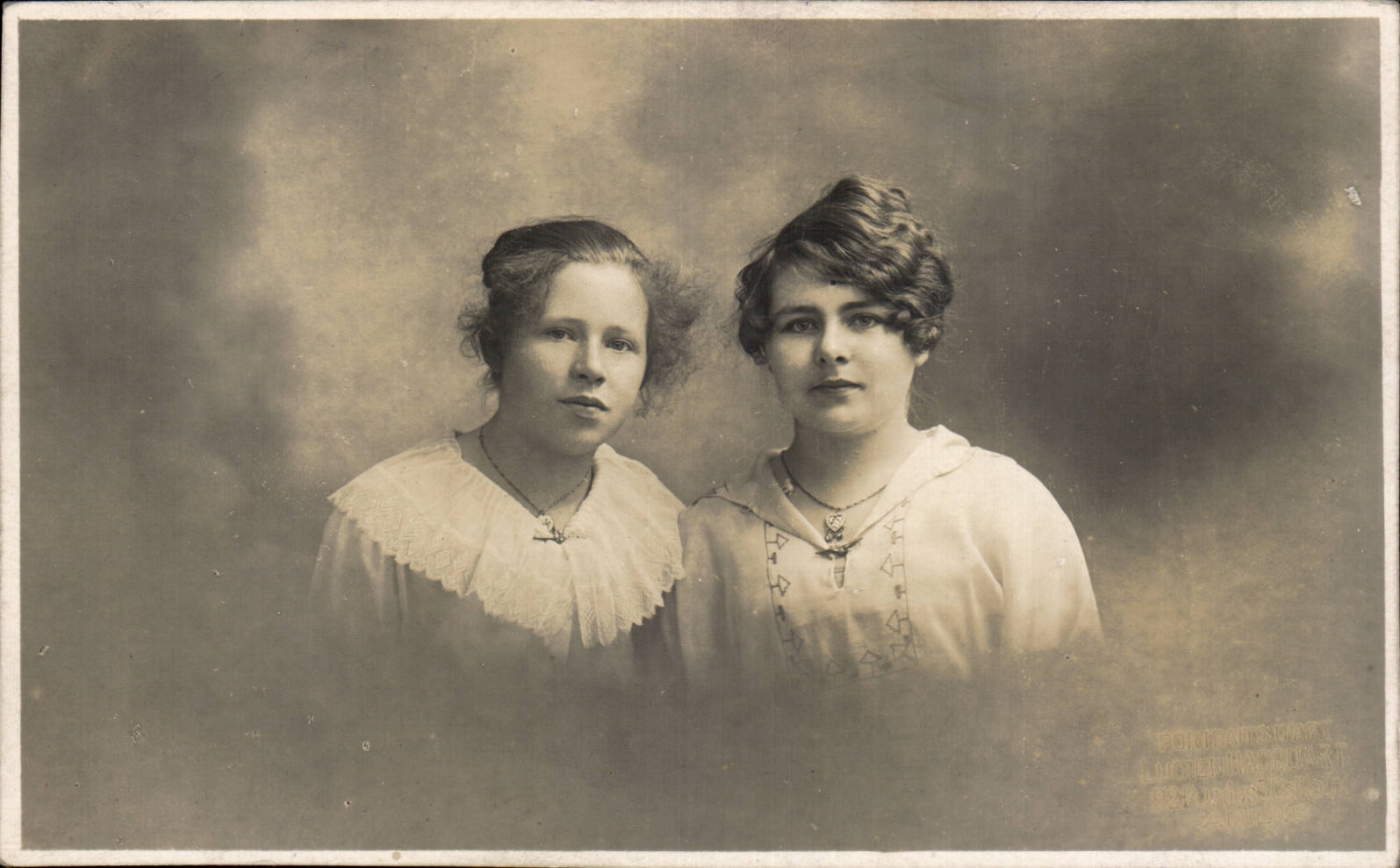 Deux jeunes femmes — studio photographique — Pont-à-Mousson, Lucien Hert