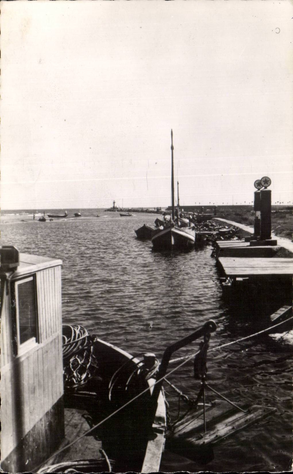 CPA Valras Plage La jetee et le phare au loin Lighthouse