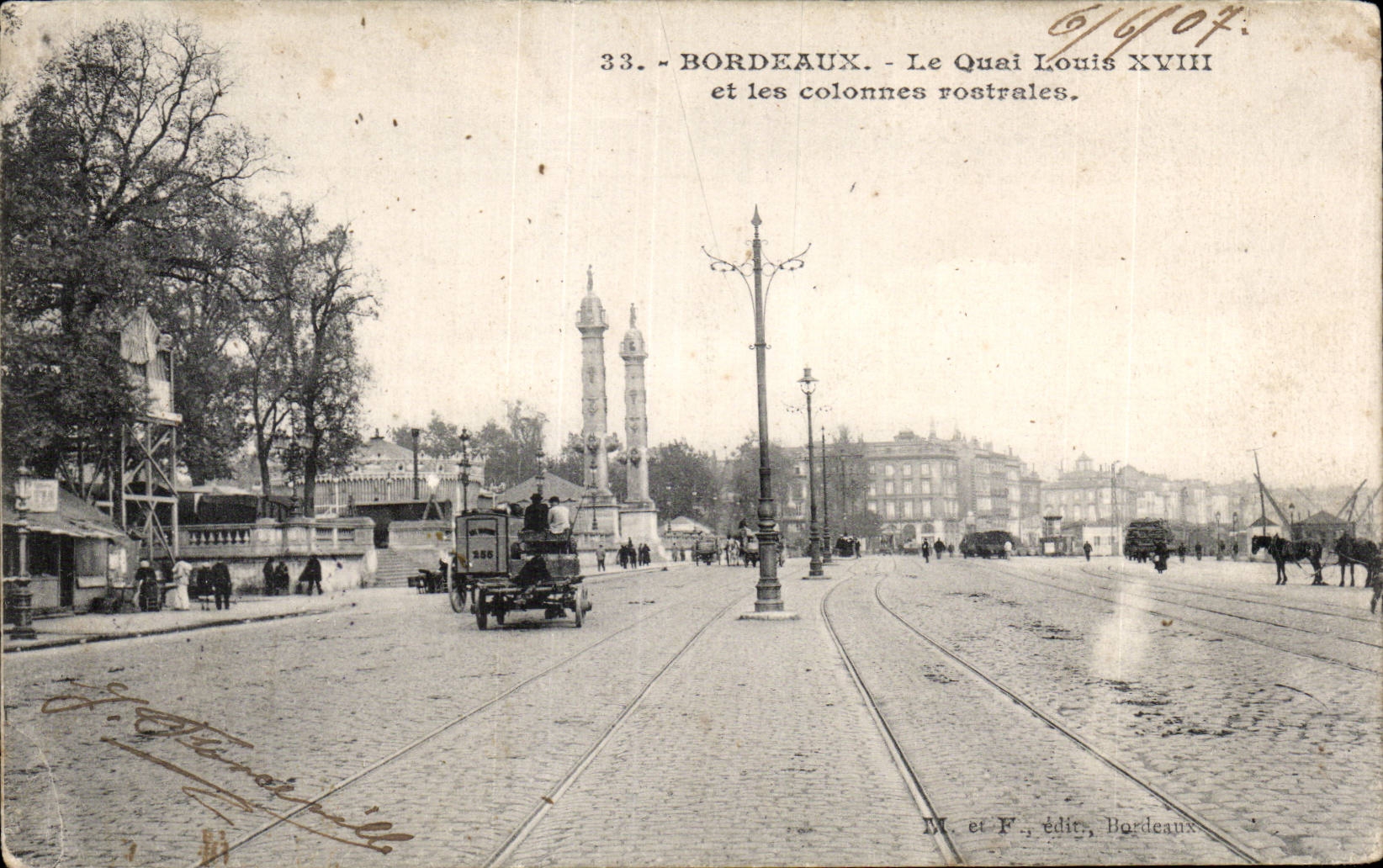 Bordeaux - Le Quai Louis XVIII et les colonnes rostrales — M. et F., édit., Bordeaux