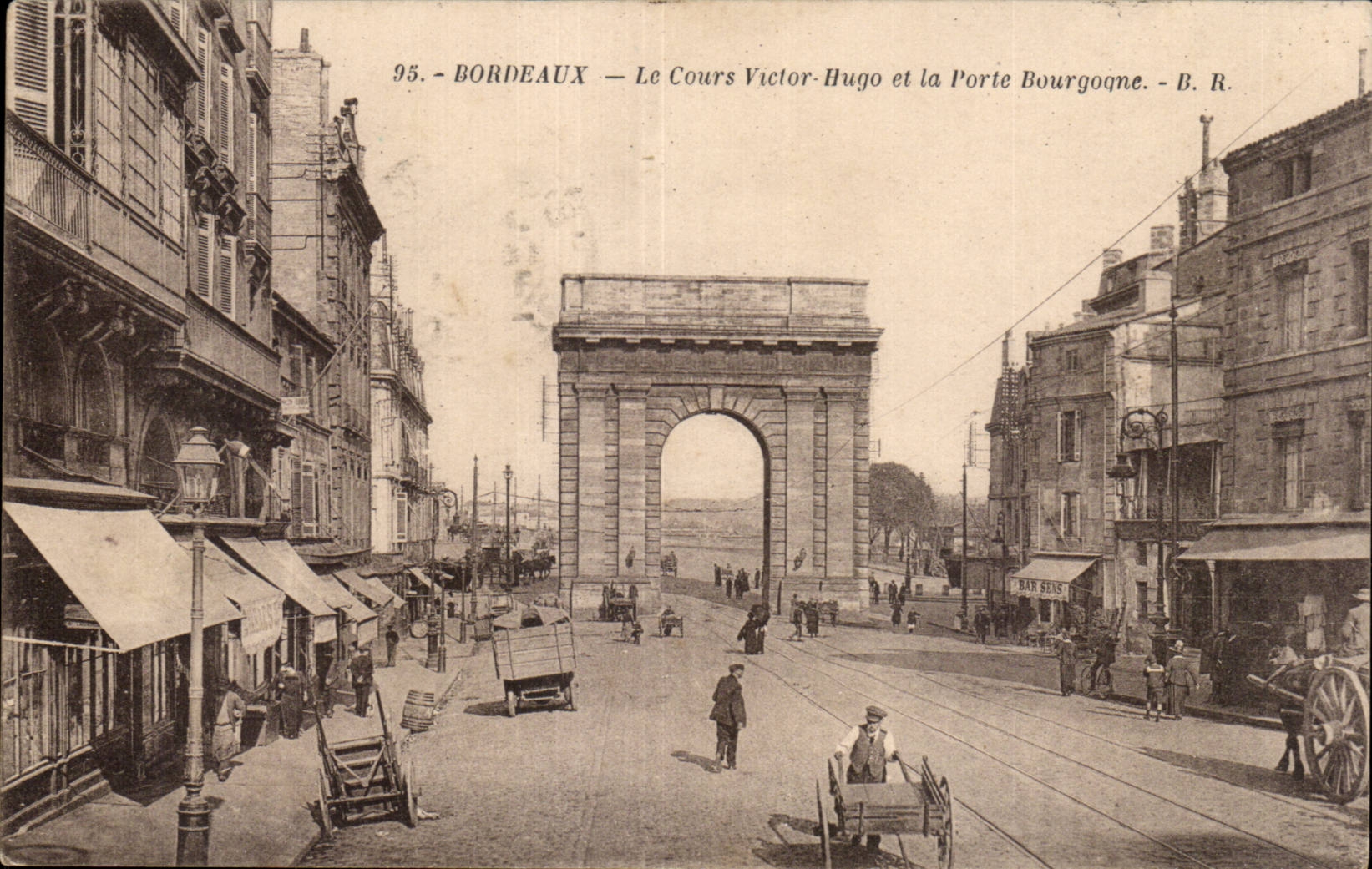 CPA Bordeaux Le cours Victor Hugo et la porte Bourguigogne