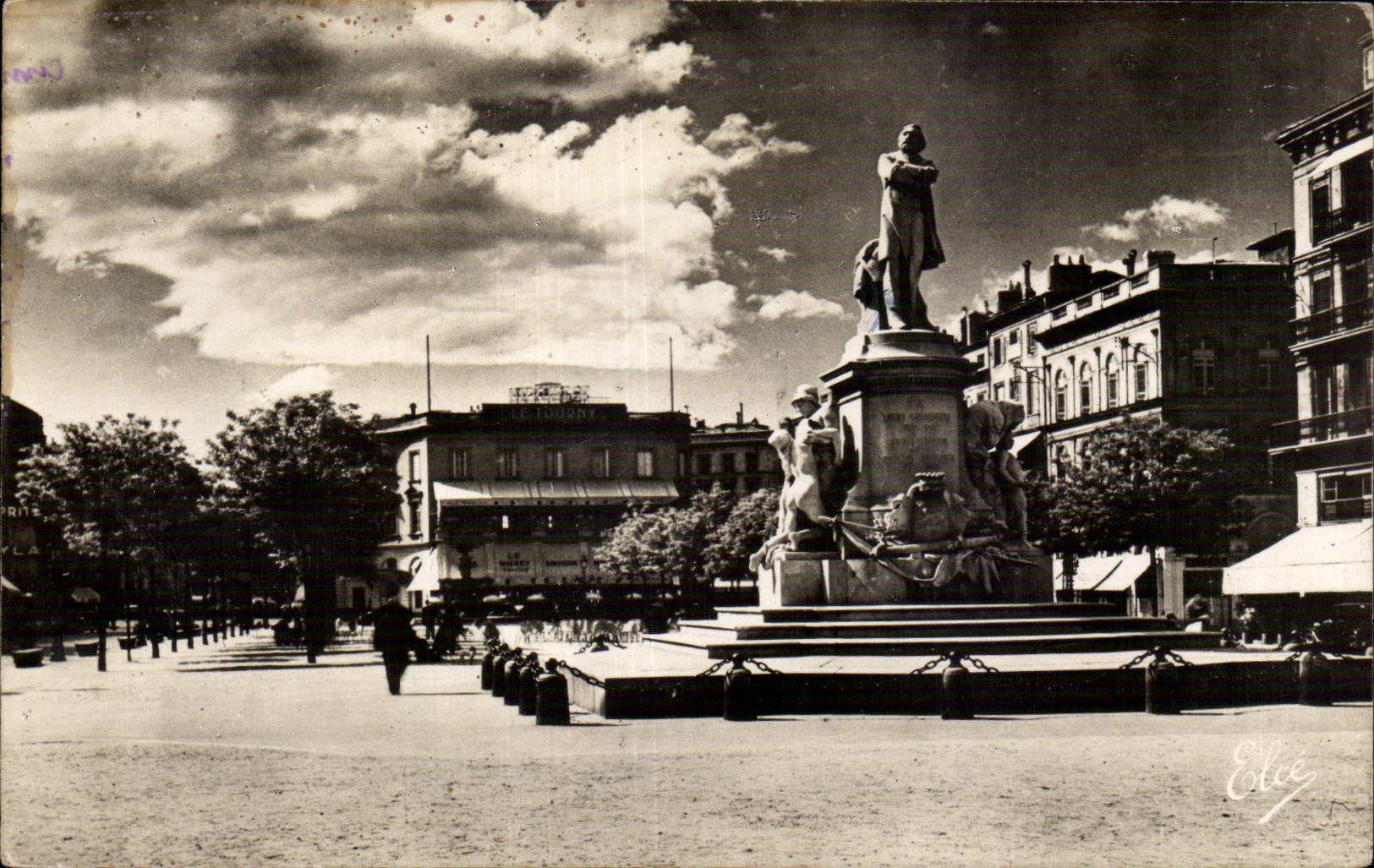 CPA Bordeaux Contre jour sur les allees de Tourny Statue de Gambetta