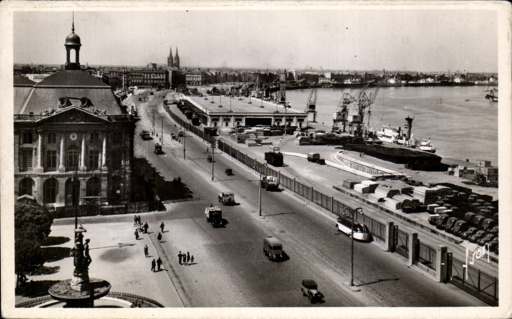Bordeaux - Les Quais et la Bourse - CPA 