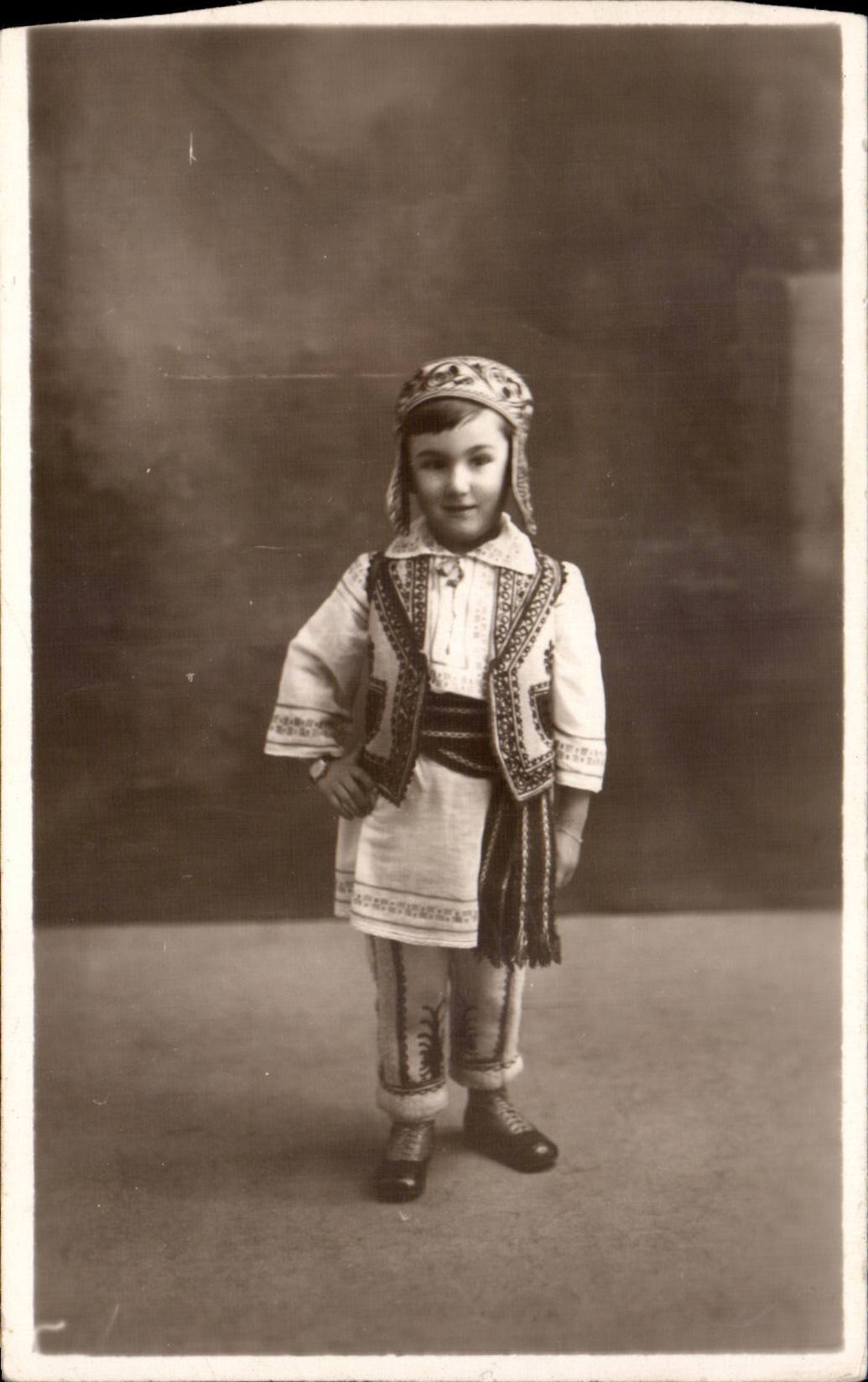 CARTE PHOTO Fantaisie - Enfants - Garcon - Little boy with ethnic costume - CPA 