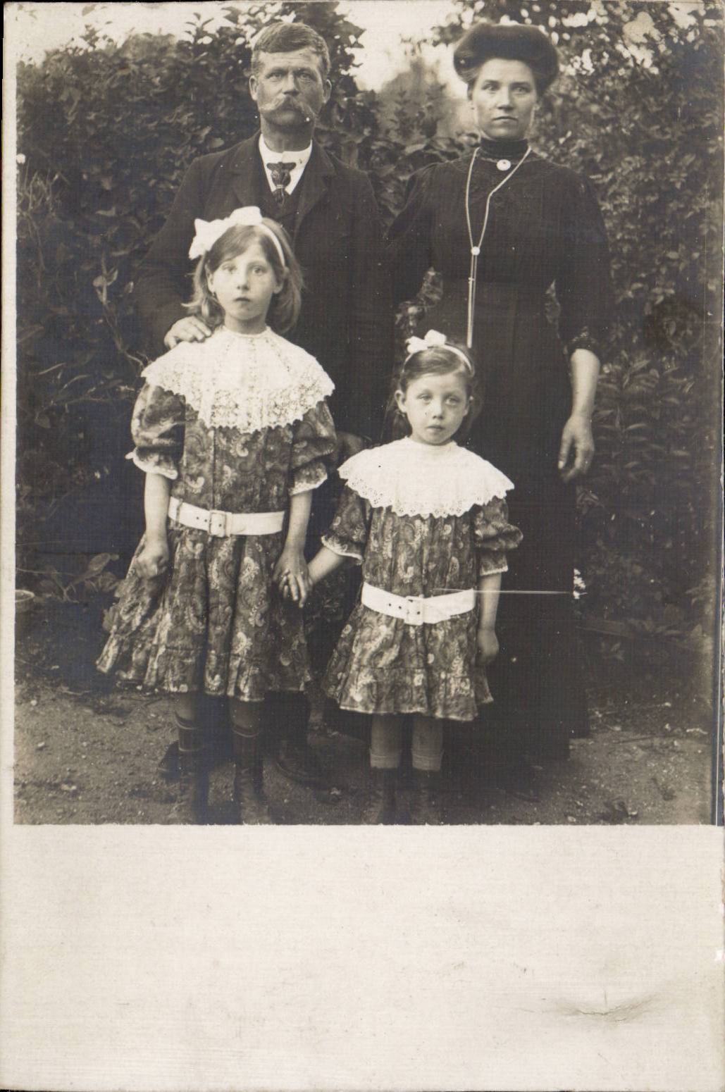 CARTE PHOTO FAmille et enfants Folklore Costume