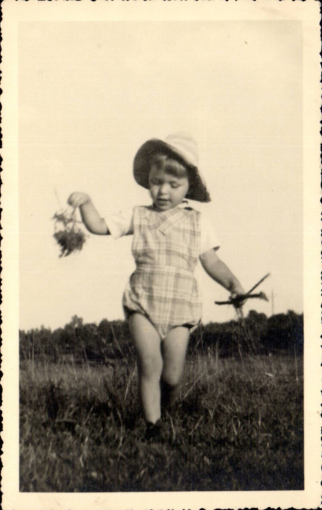 CARTE PHOTO Fantaisie - Enfants - Child at play - CPA 