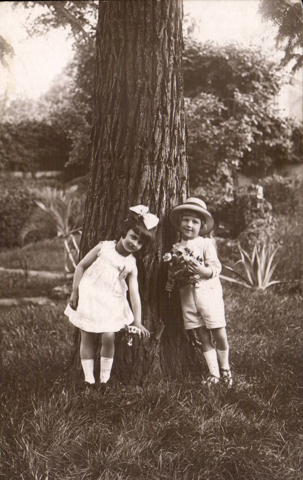 CARTE PHOTO Fantaisie - Enfants - children at play - CPA 