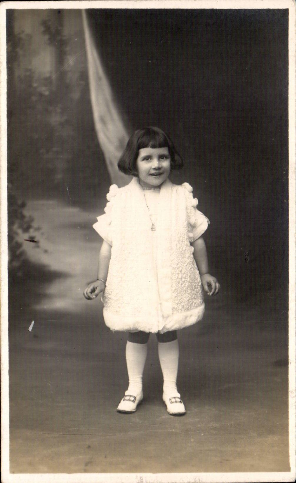 Bambina in abito bianco — studio — V. Cibrario, Auxerre