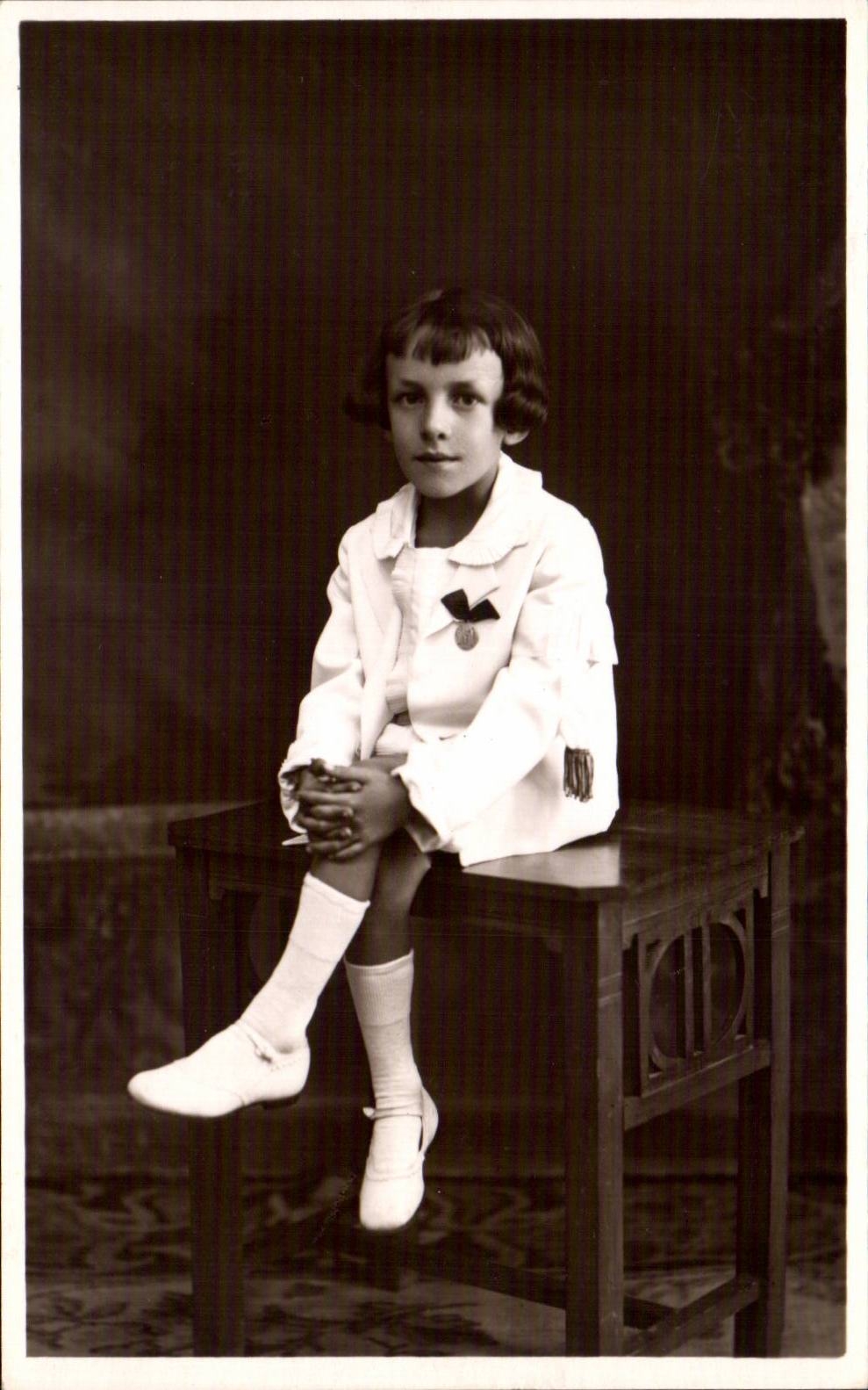 CARTE PHOTO Fantaisie - Enfants - Fille - serious girl - CPA 