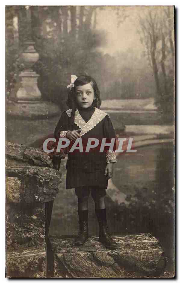CARTE PHOTO Fantaisie - Enfants - Fille - girl with curious eyes - CPA 