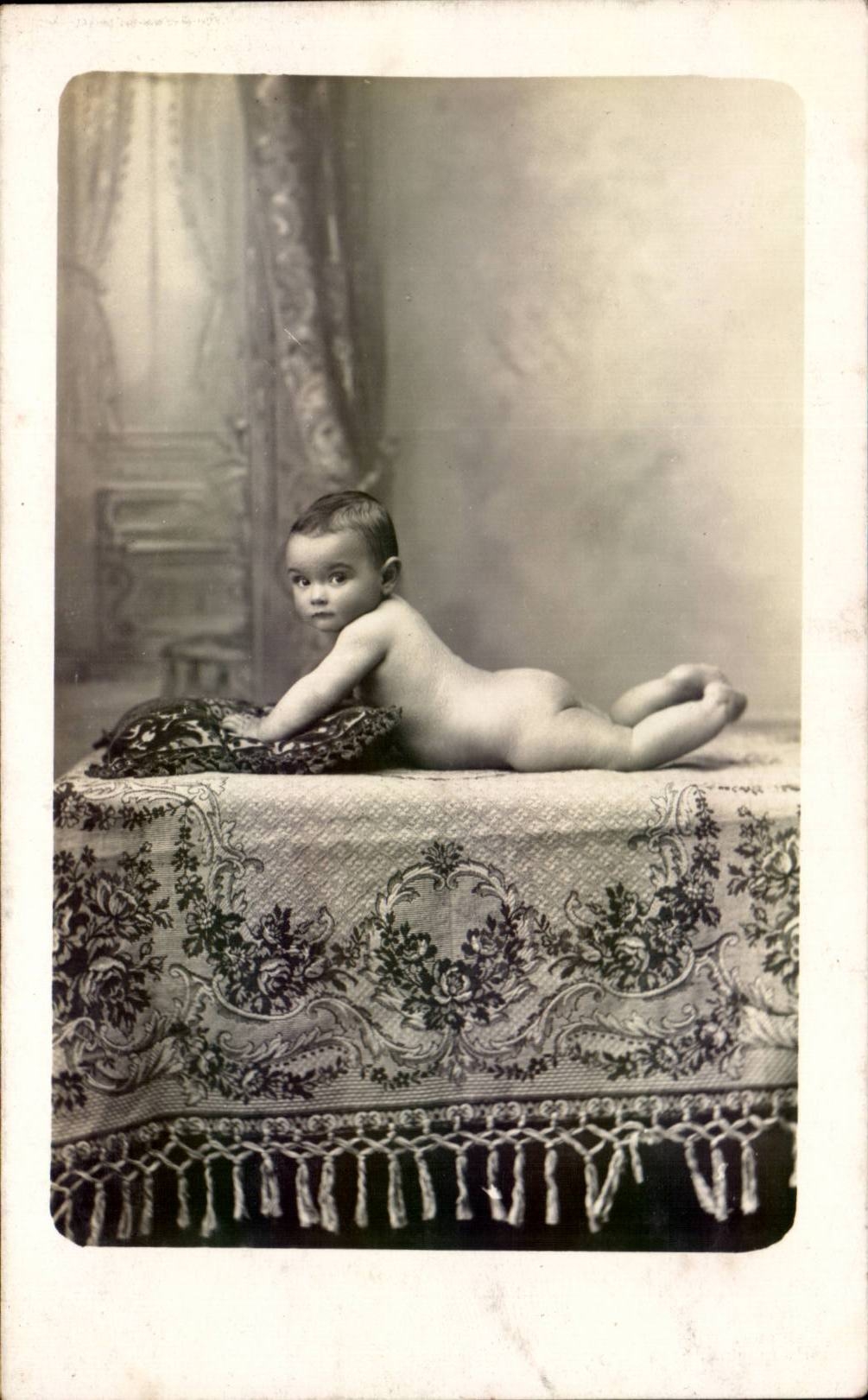 CARTE PHOTO Fantaisie - Enfants - bebe - darling baby in Victorian setting - CPA 