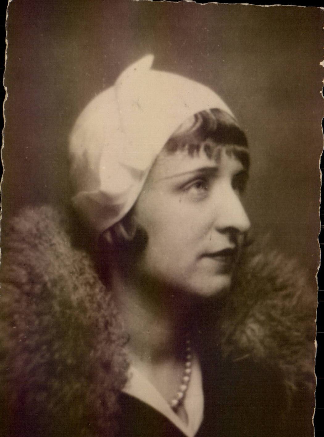 Portrait d'une femme — années 1920 — Carte postale CPAPHIL