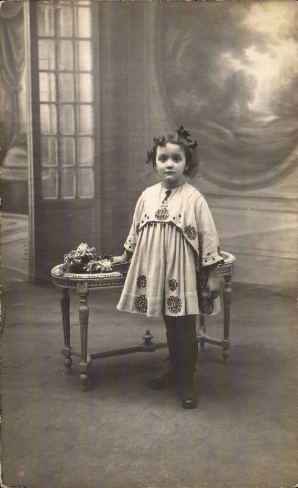 CARTE PHOTO Fantaisie - Enfant - Fille - Girl in lush victorian setting - CPA 