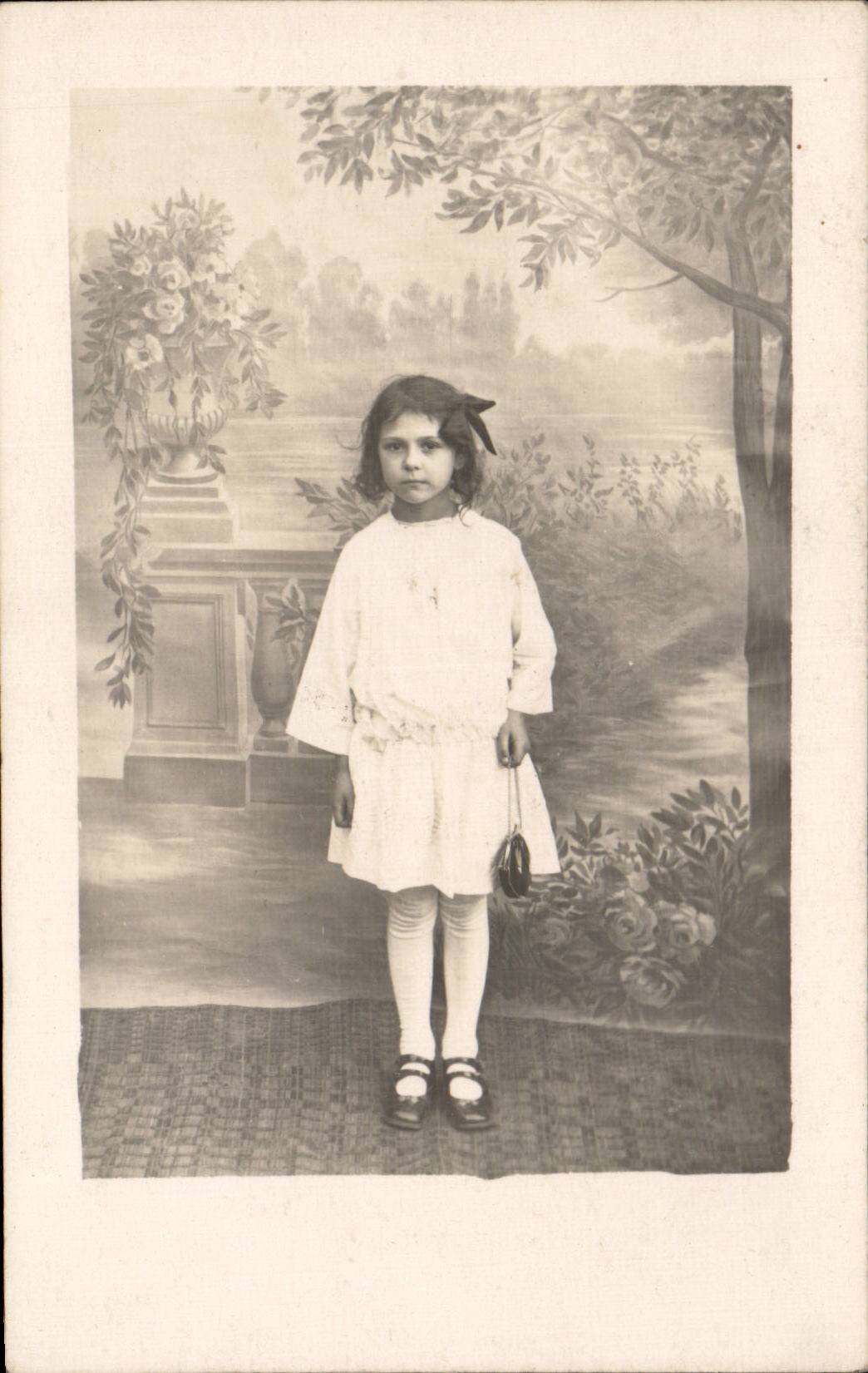 CARTE PHOTO Fantaisie - Enfants - Fille - proud girl CPA 