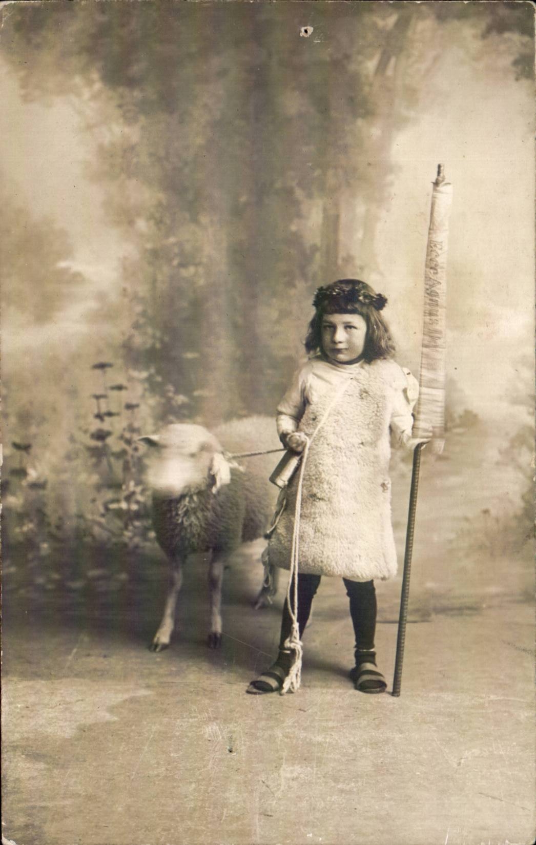 CARTE PHOTO Fantaisie - Enfants - Fille - Little girl with lamb - mouton - CPA 