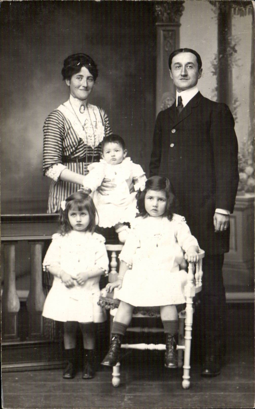 CARTE PHOTO Fantaisie - Enfants - children - beautiful family - CPA 