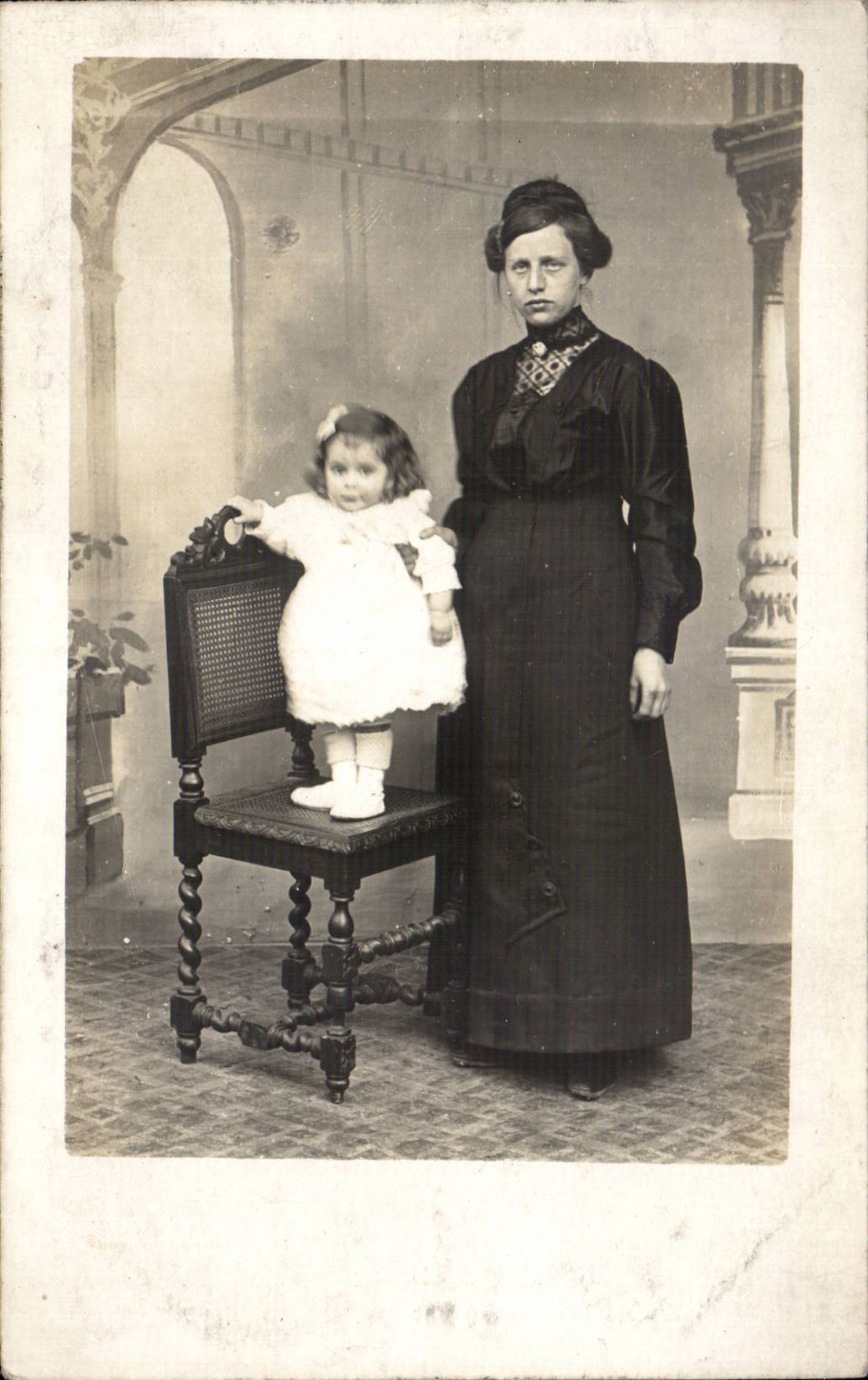 CARTE PHOTO Fantaisie - Enfants - bebe - little toddler girl standing on chair - CPA 