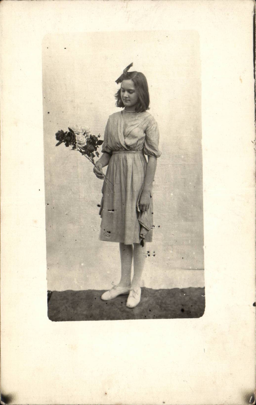 CARTE PHOTO Fantaisie - Enfants - Fille - young girl with flowers - CPA 