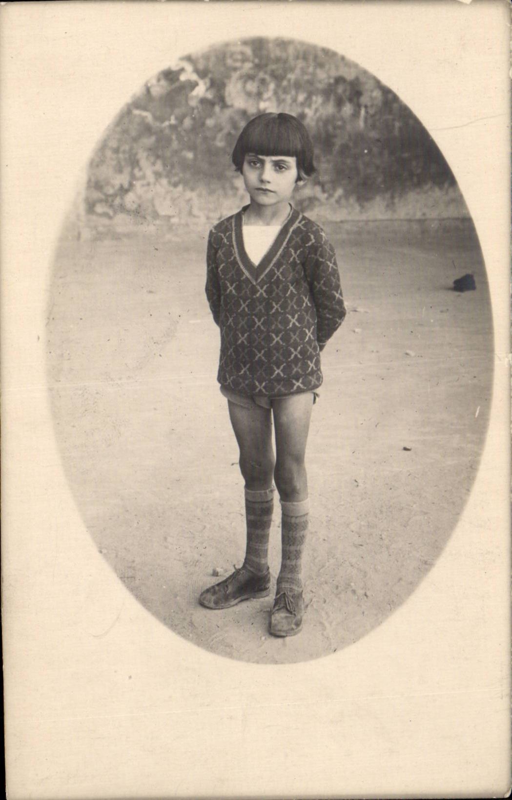 CARTE PHOTO Fantaisie - Enfants - Bebe - Baby - - CPA Fantaisie - Fille - serious little girl - CPA 