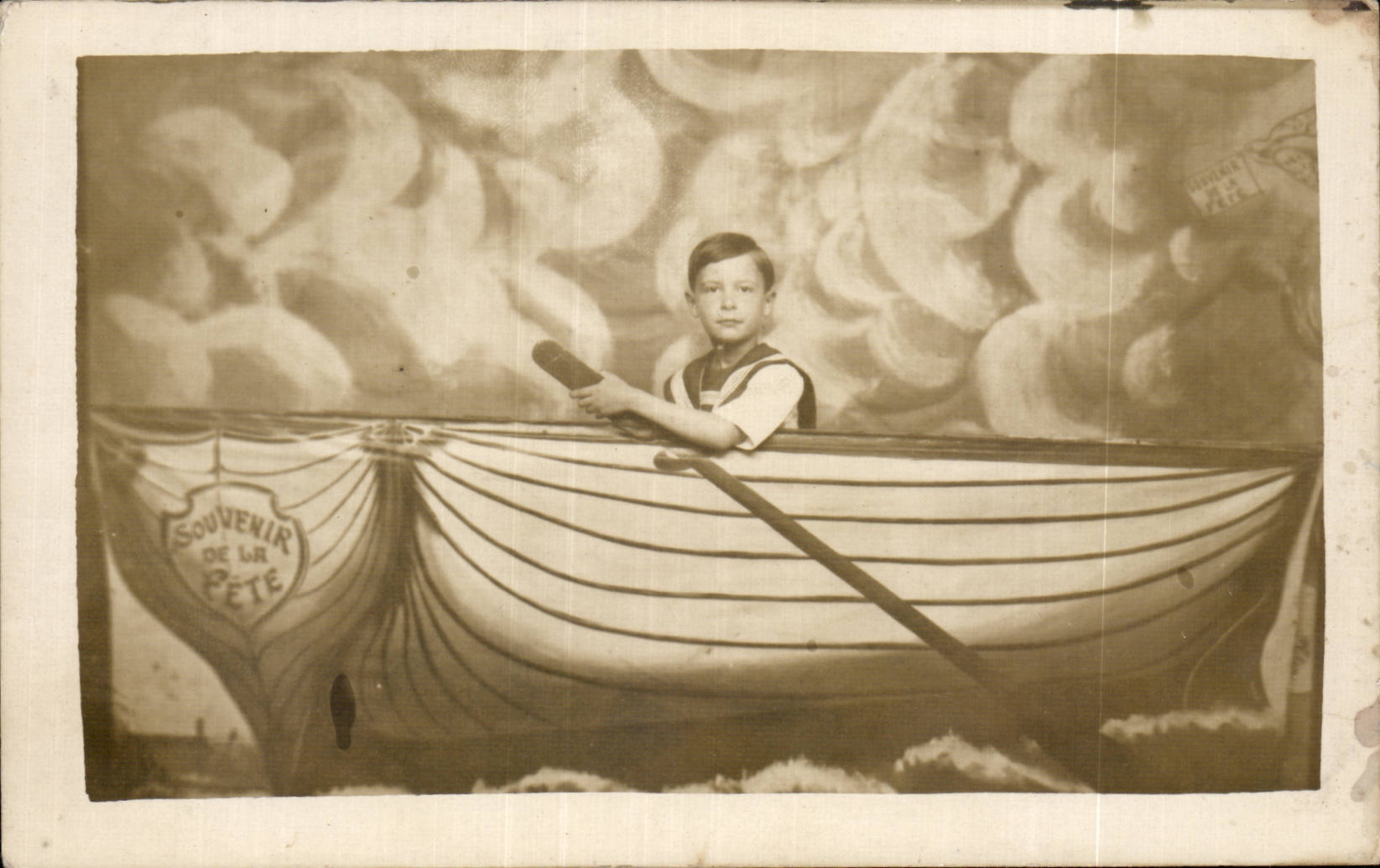 CARTE PHOTO Fantaisie - Enfants - Bebe - Fantaisie - Enfants - Garcon - smiling young boy in boat - bateau - CPA 