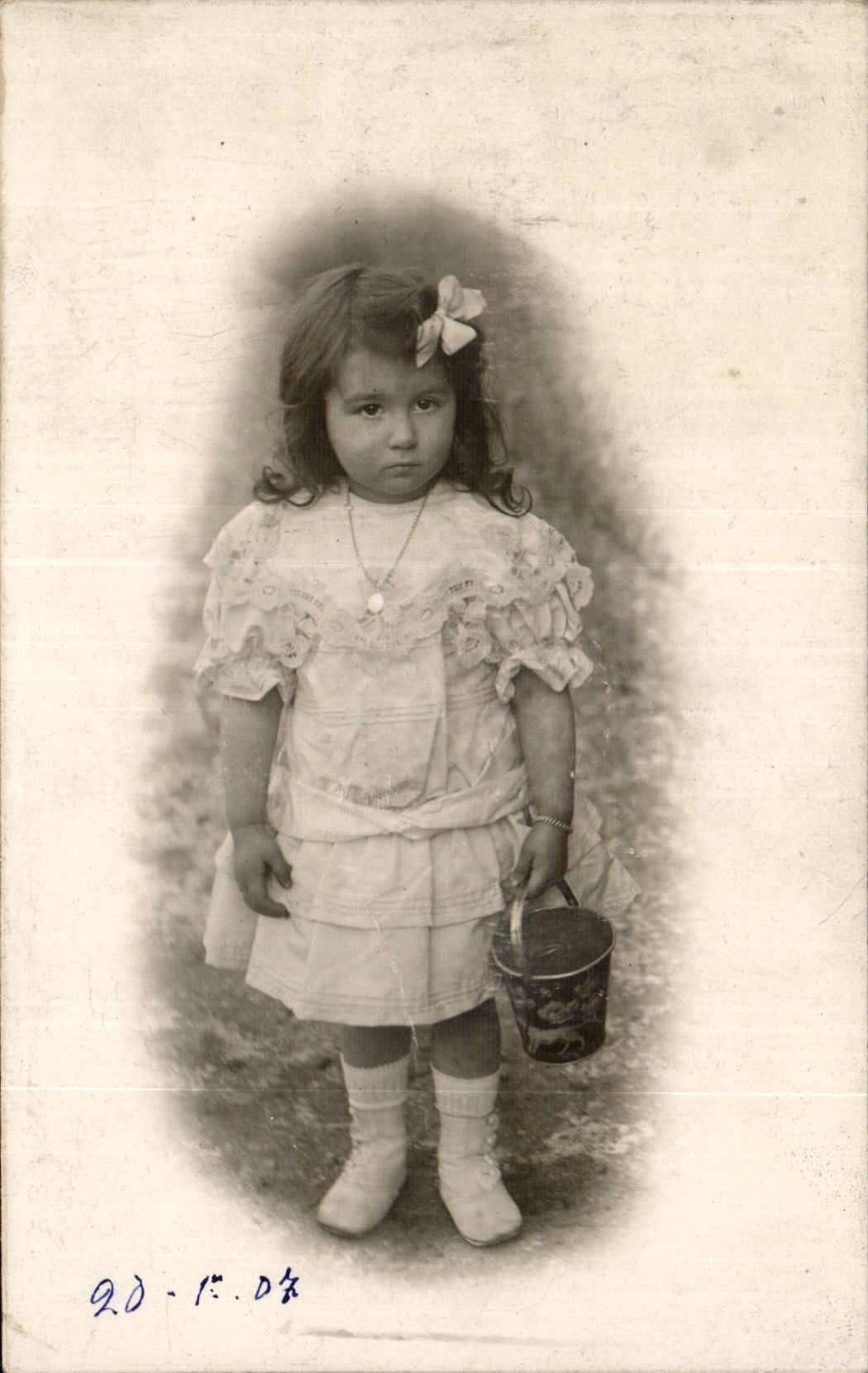 CARTE PHOTO Fantaisie - Enfants - Fille - little girl with bucket - CPA 