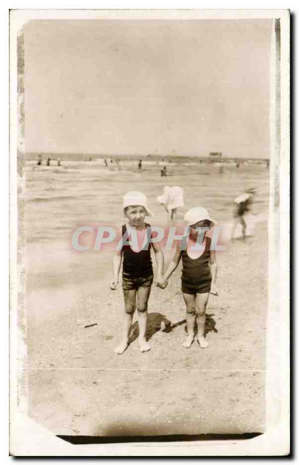 CARTE PHOTO Fantaisie - Enfants - children at the beach holding hands - CPA 